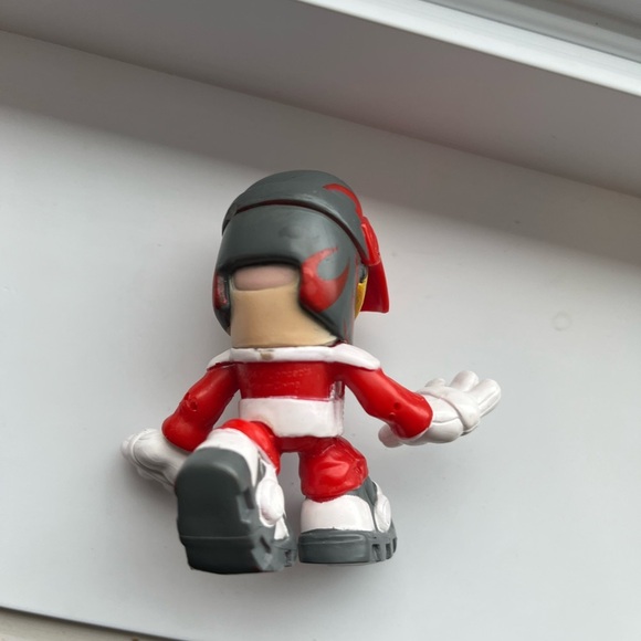 Tech Deck Vintage Red and White Action Figure - Picture 4 of 4